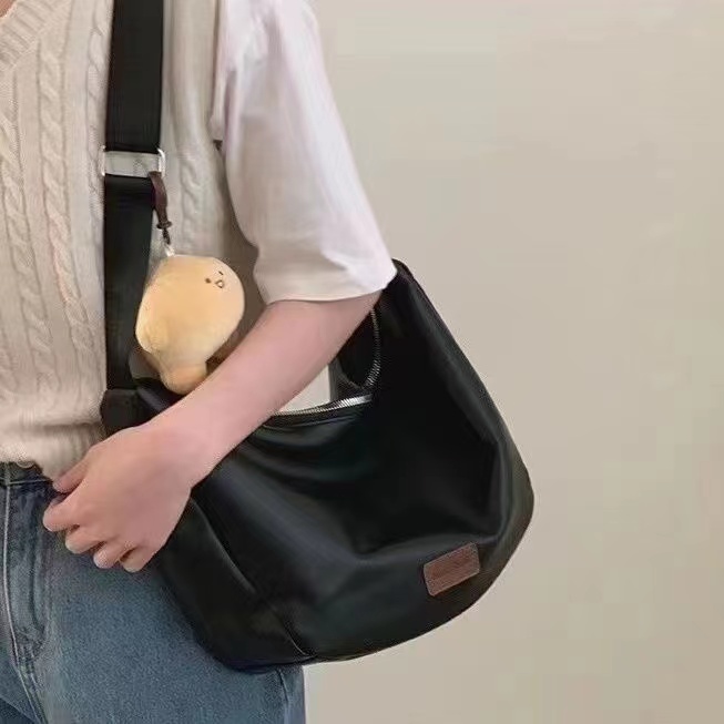 斜挎包马鞍包2023新款潮休闲托特包学生上课百搭ins大容量包包女