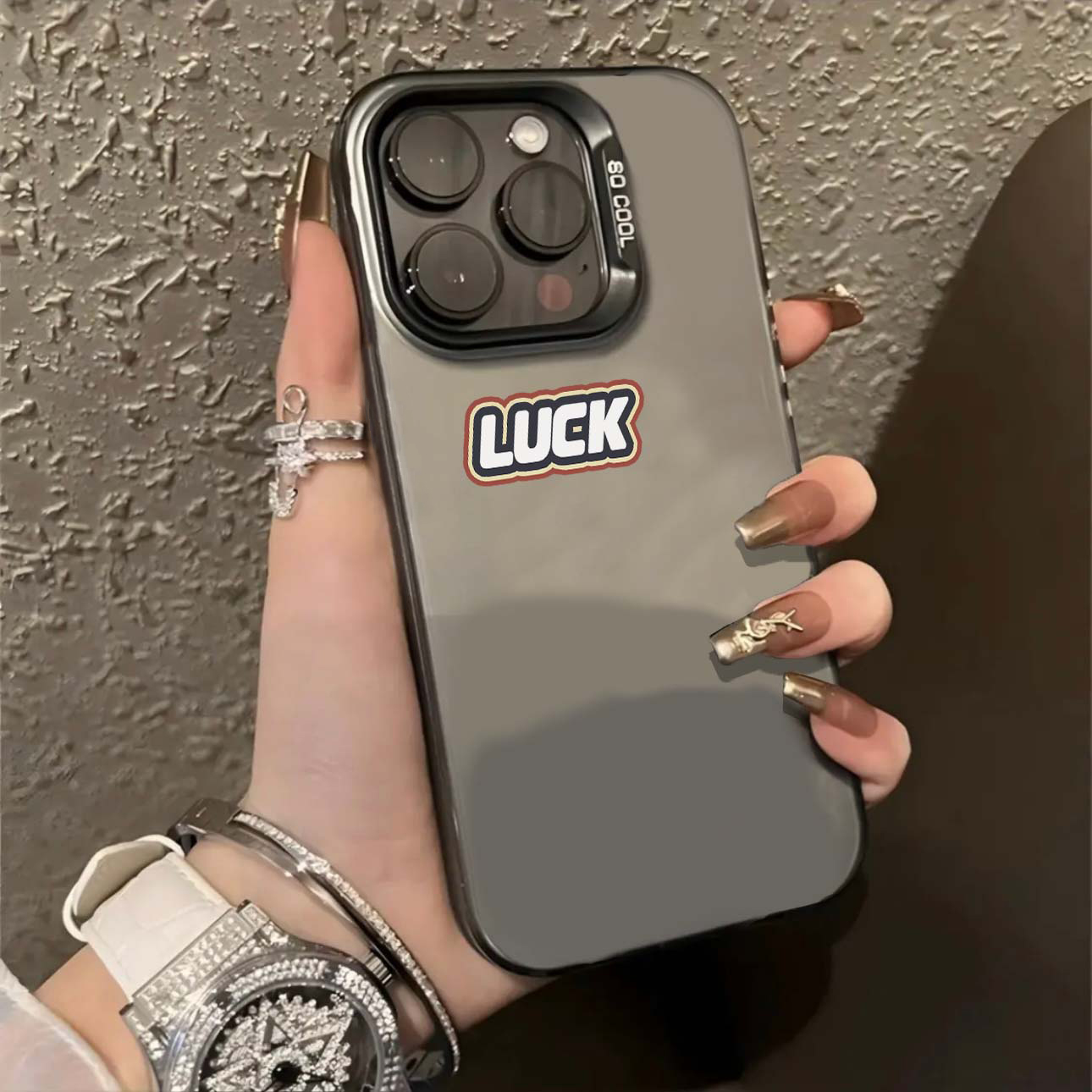 潮牌黑色LUCK适用苹果15手机壳iPhone13/14promax新款12全包11软