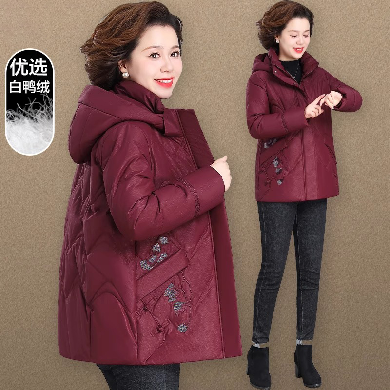 中老年人刺绣羽绒服女妈妈秋冬装外套中长款2023新款奶奶衣服大码