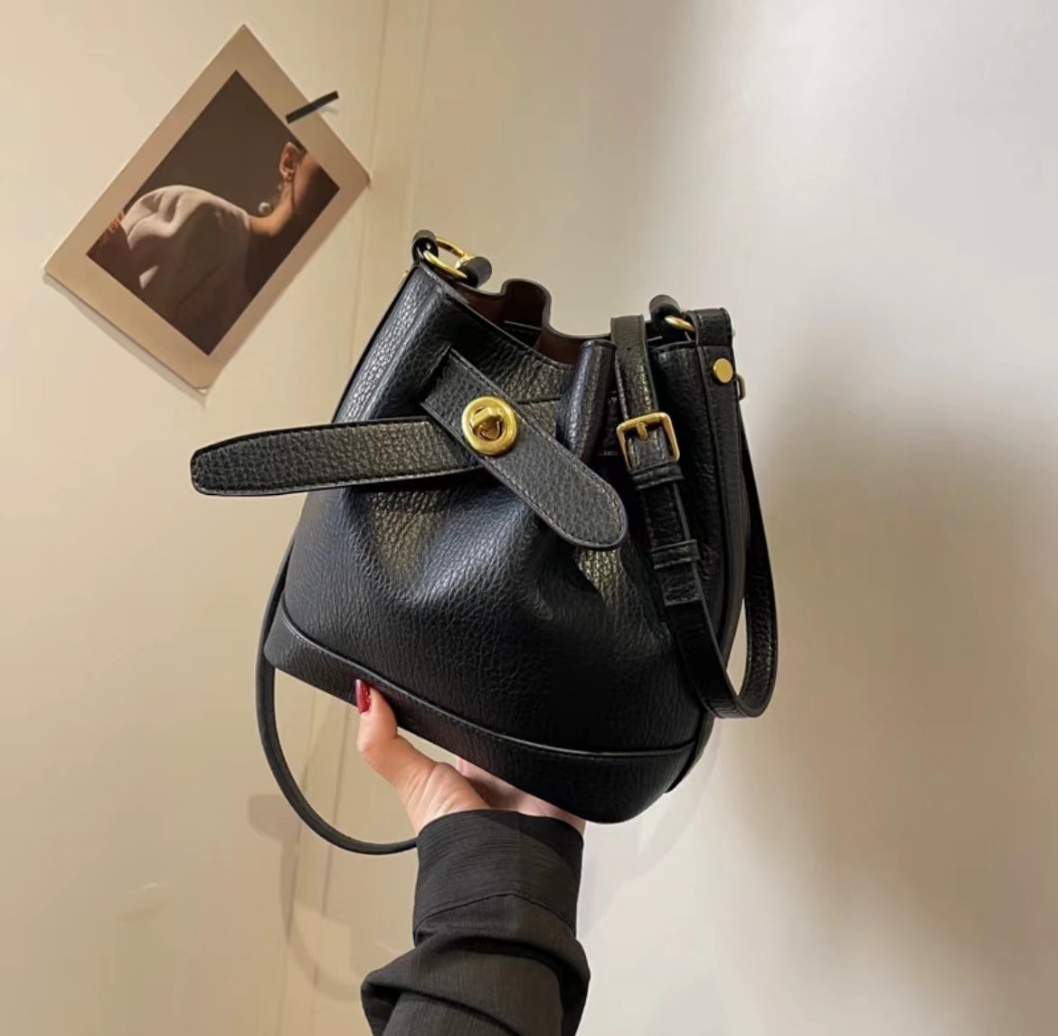 小众设计感小水桶质感斜挎小包潮单肩斜挎洋气女士包包939黑