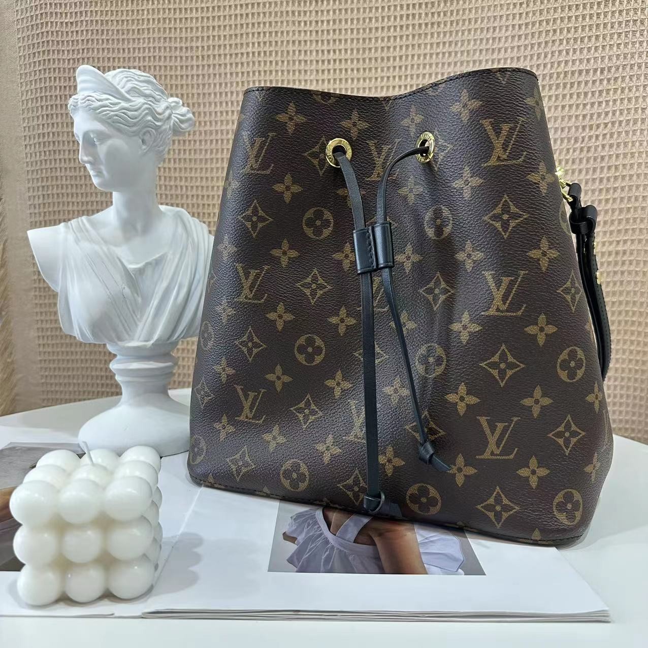 99新 LouisVuitton/路易威登 黑水桶手提包经典/公价15000/严选