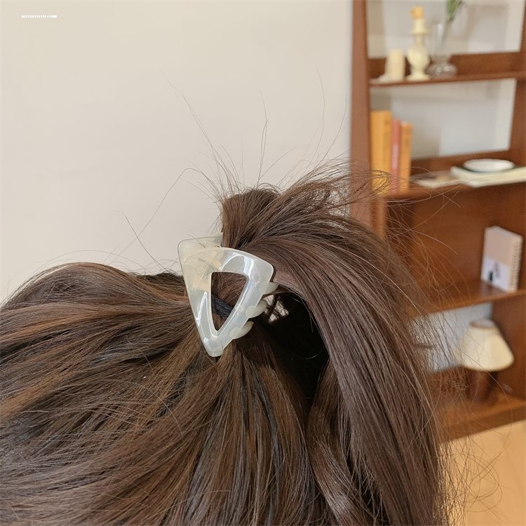 甜美设计无痕果冻小三角抓夹韩系显白新款简约女生小众百搭2023