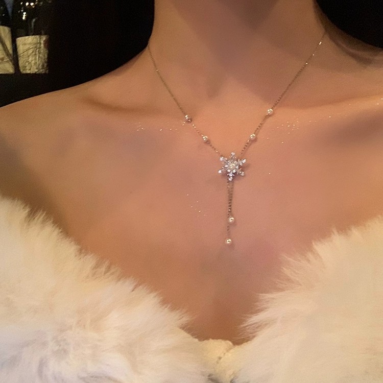 铜合金项链 秋冬雪花流苏珠珠项链女毛衣链轻奢小众高级感锁骨链