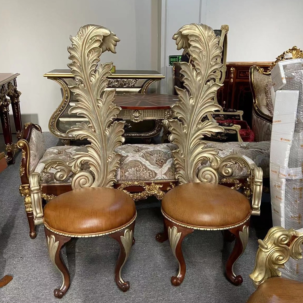 哥特     羽毛椅     GC06-1  微瑕   58*54*145   一对