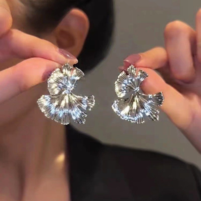 银杏叶高级感个性耳环2023新款潮小众设计感气质金属耳钉饰品耳饰