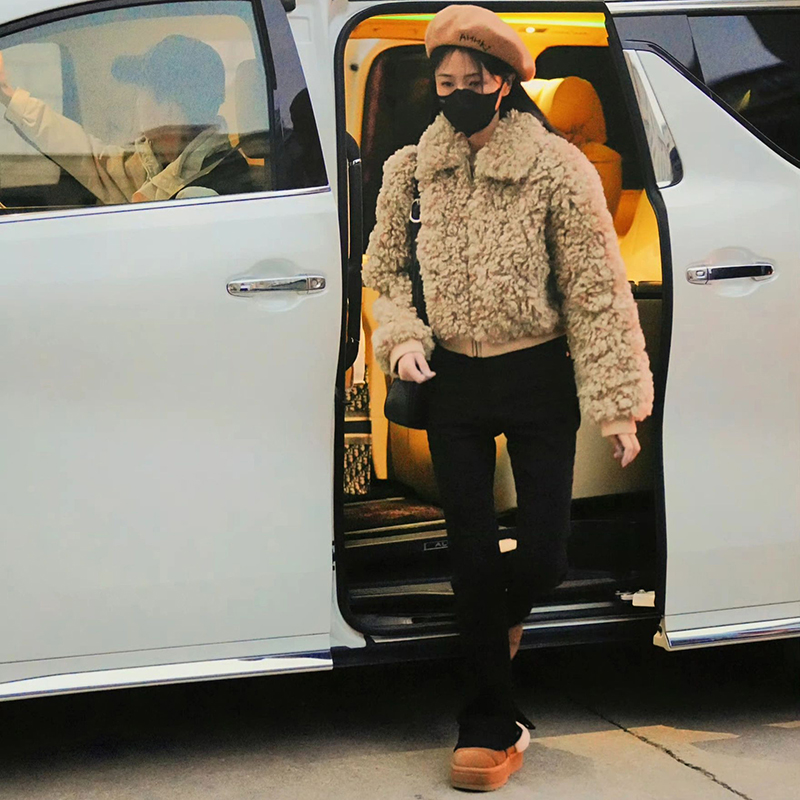 KLIOU 白鹿同款复古卡其色翻领羊羔毛外套保暖百搭上衣K23C39526