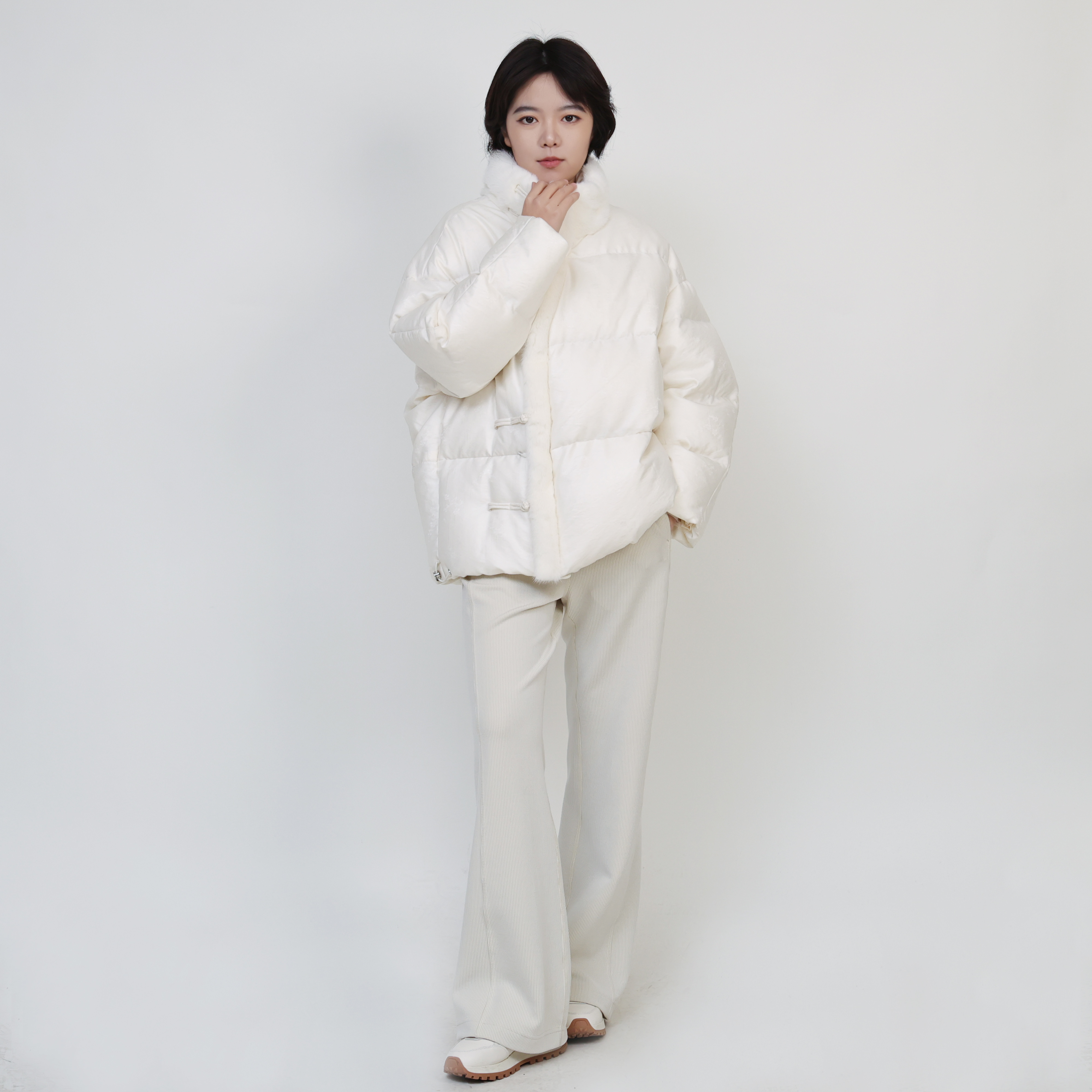 AYV24111-001 002 女款简约95白鹅绒羽绒服