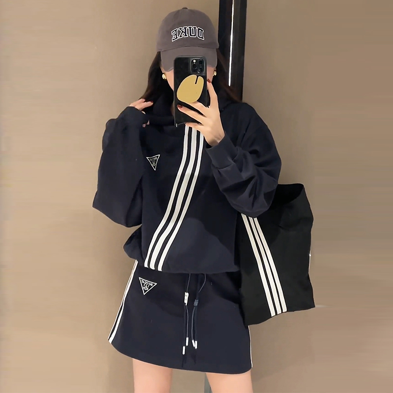 欧货休闲运动套装女秋季2024年新款高档洋气设计感卫衣短裙两件套