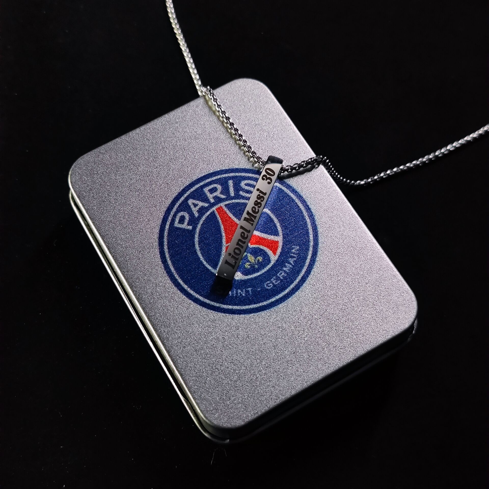 钛钢吊坠 足球项链梅西C罗内马尔球星潮个性吊坠情侣礼物挂件坠链