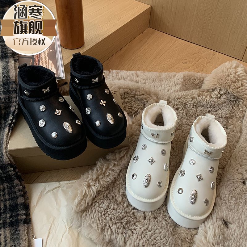 圆头皮面保暖加厚防水加绒皮毛一体雪地靴女铆钉短筒短靴东北棉靴