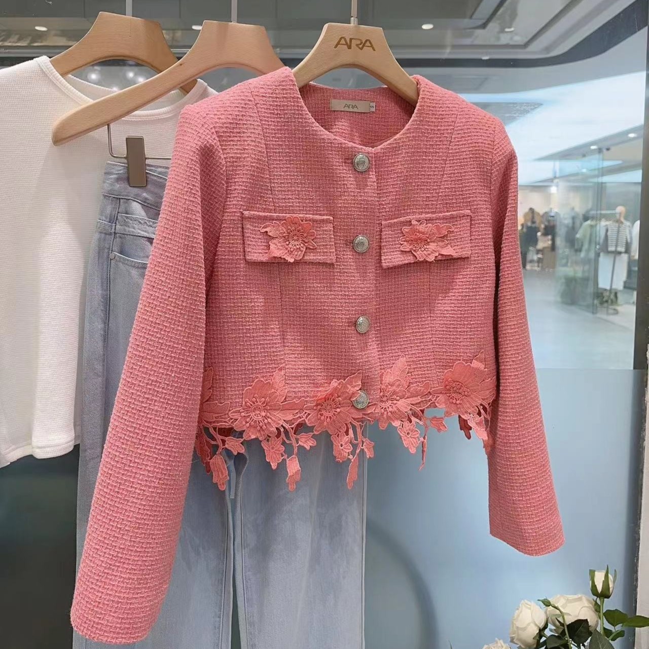 SS2359  设计感小花朵装饰小香风外套
