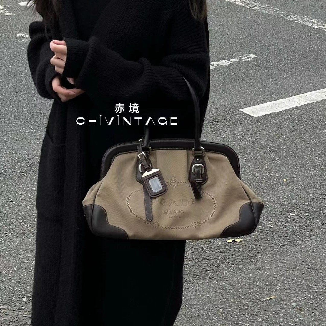 95新 Prada/普拉达 0832 棕色帆布大logo蛙口手提包