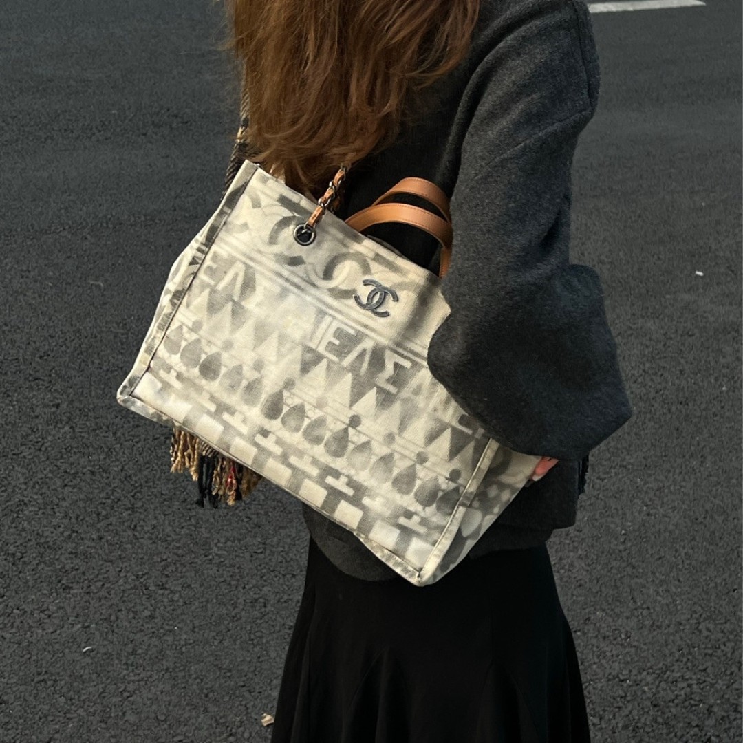 95新 Chanel/香奈儿 8361 黑白涂鸦帆布托特手提斜挎包18