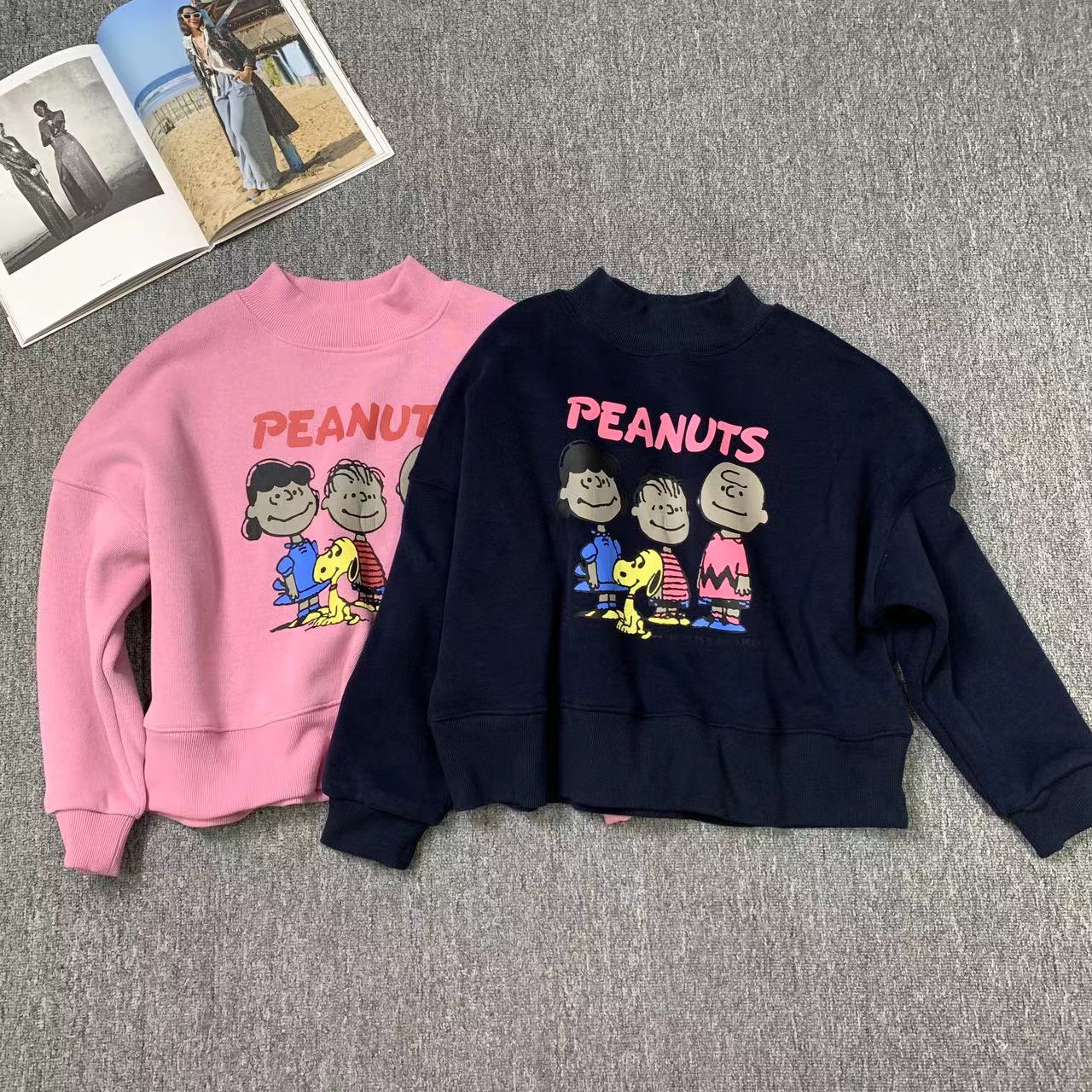 81601余小鱼 两色卡通字母印花半高领长袖加绒卫衣女装