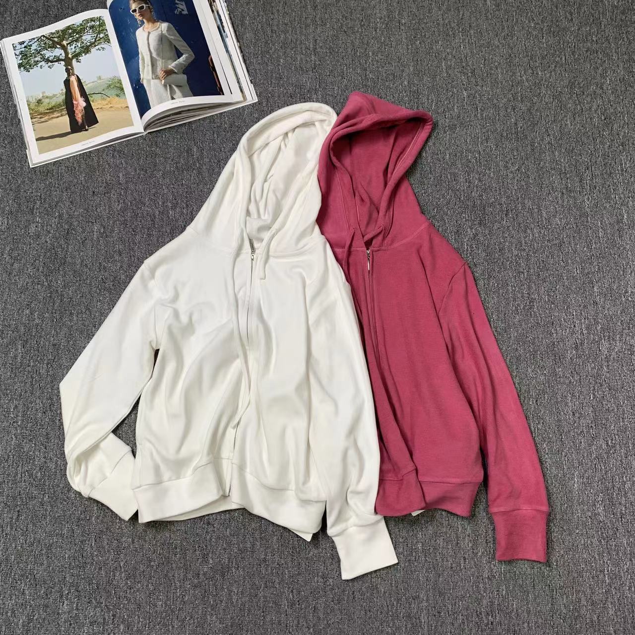 81762余小鱼 两色简约纯色舒适百搭拉链门襟连帽抽绳外套女装