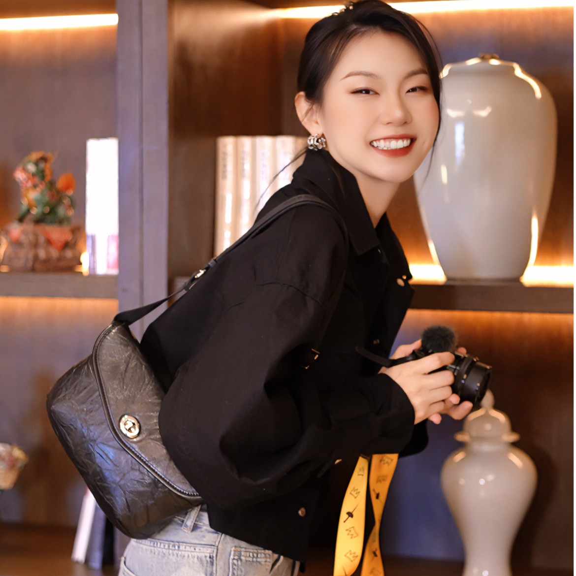 【塞飞洛】新款通勤女士褶皱油蜡牛皮黑色胸包单肩斜挎包WGG-1FA732