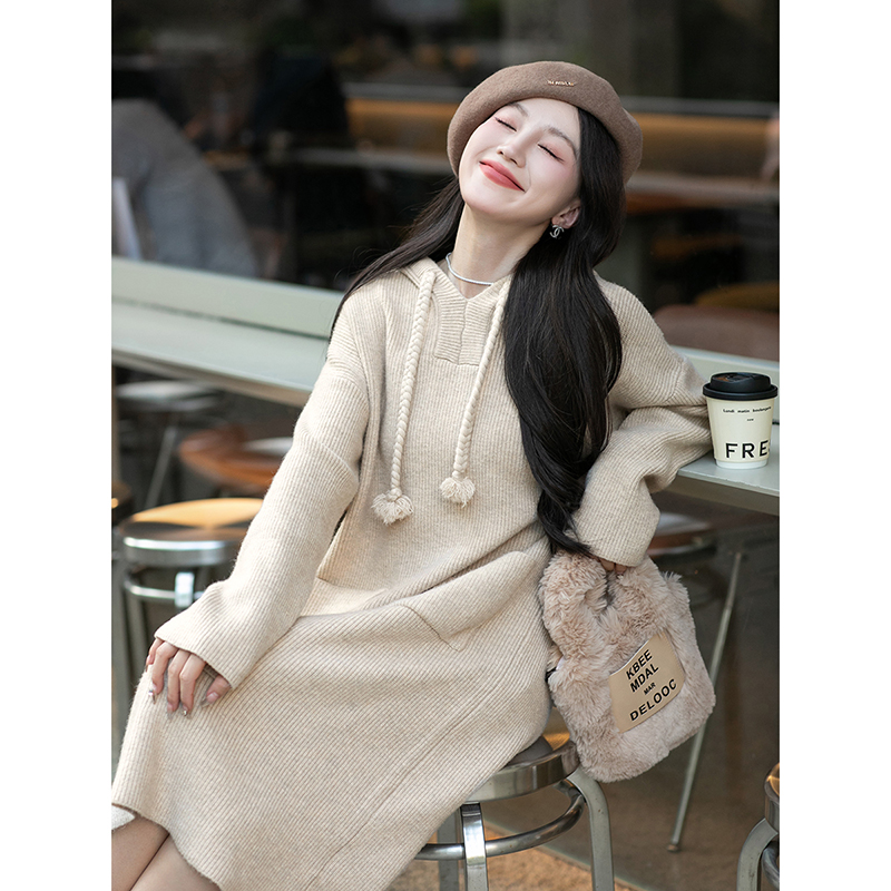 沫晗依美23秋季新款长款休闲卫衣裙女抽绳连帽宽松针织打底毛衣裙