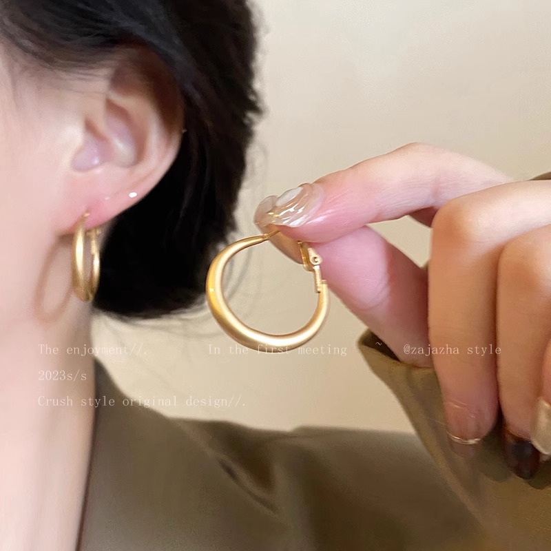 合金耳饰 方圆脸金色耳圈女秋冬新款轻奢高级感耳环百搭通勤耳饰