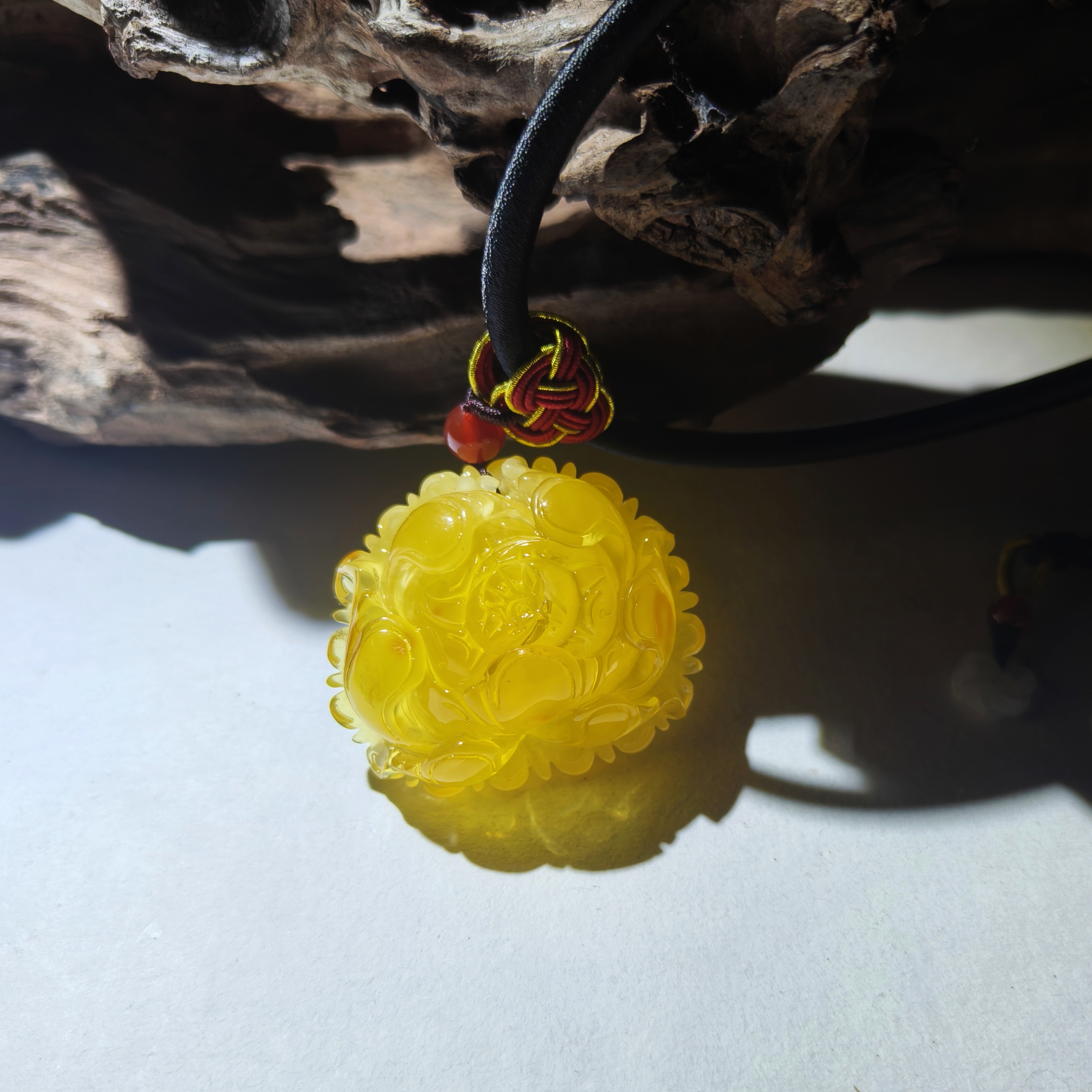 非金属吊坠 富贵牡丹  蜜润油黄  蜜 蜡24.96克配证书