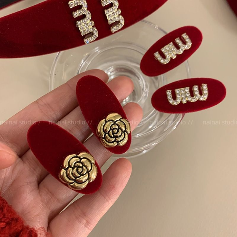 【朝暮】超显白红色植绒鸭嘴夹山茶花字母高级感碎发发夹女2024年