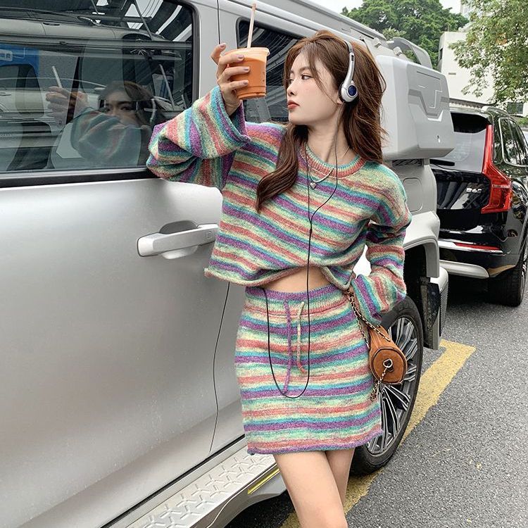 彩虹条纹针织时尚套装女秋冬新款甜辣显瘦短款毛衣抽绳短裙两件套