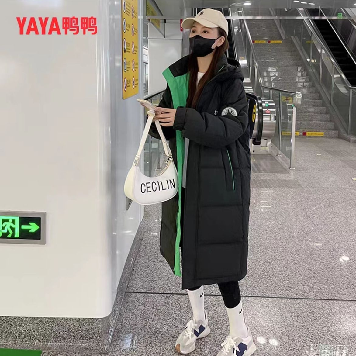 YAYA/鸭鸭2023年新款女长款连帽宽松休闲羽绒外套【YE2B001501A】