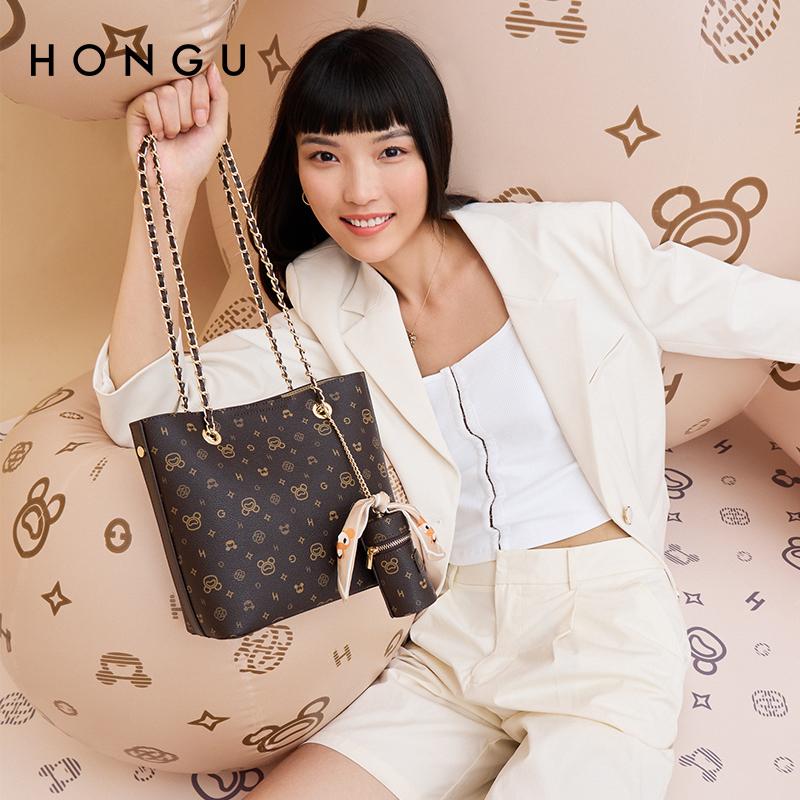HONGU/红谷•X星际熊新款印花百搭水桶包女士休闲简约风单肩包