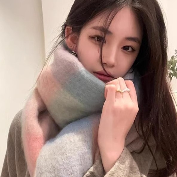 日系温柔软糯彩虹拼色马海毛流苏围巾女冬季加厚保暖百搭长款围脖