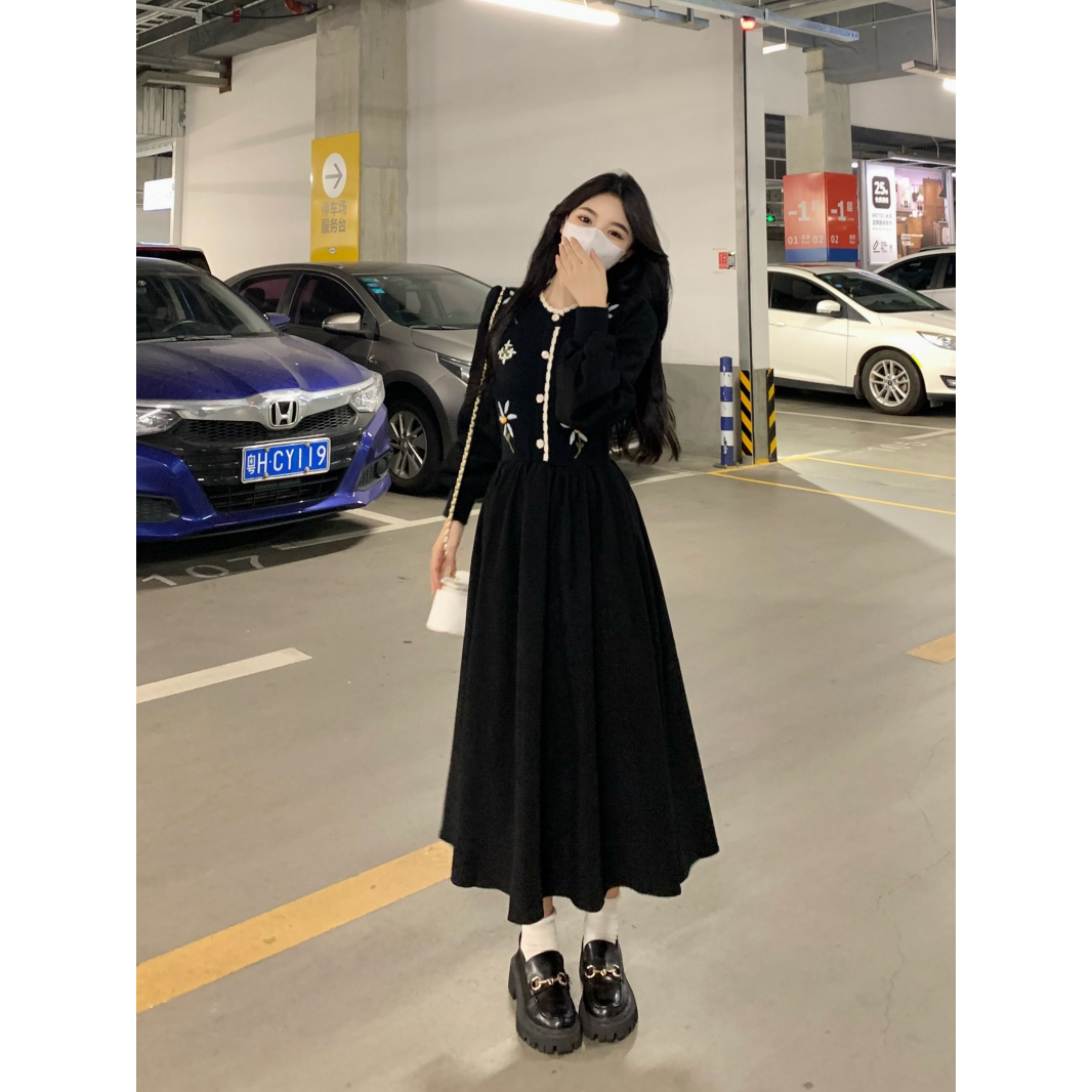 大码针织刺绣假两件打底连衣裙女秋冬配大衣胖mm垂感法式a字裙子