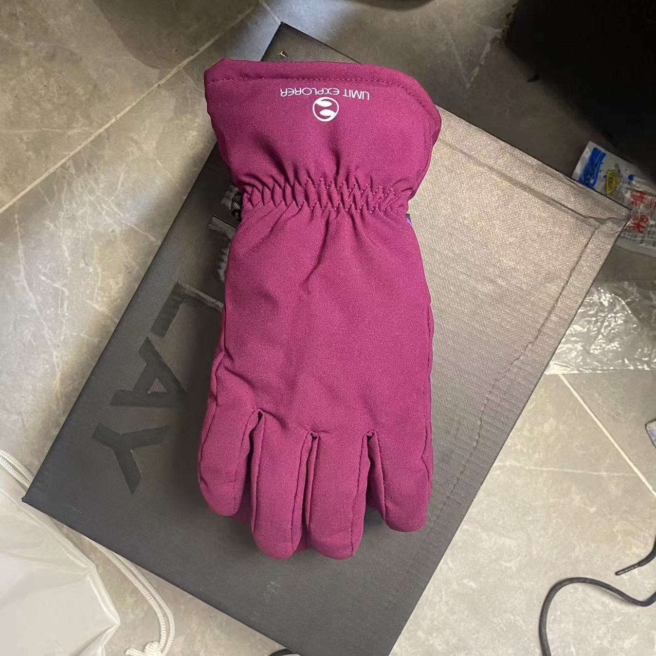 男女冬季保暖隔寒手套三色 H160