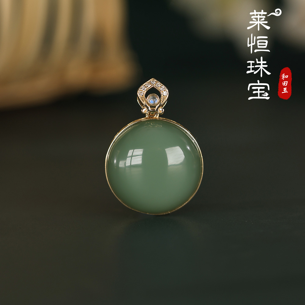 【莱恒珠宝】18K黄 和田玉鸭蛋青吊坠234559