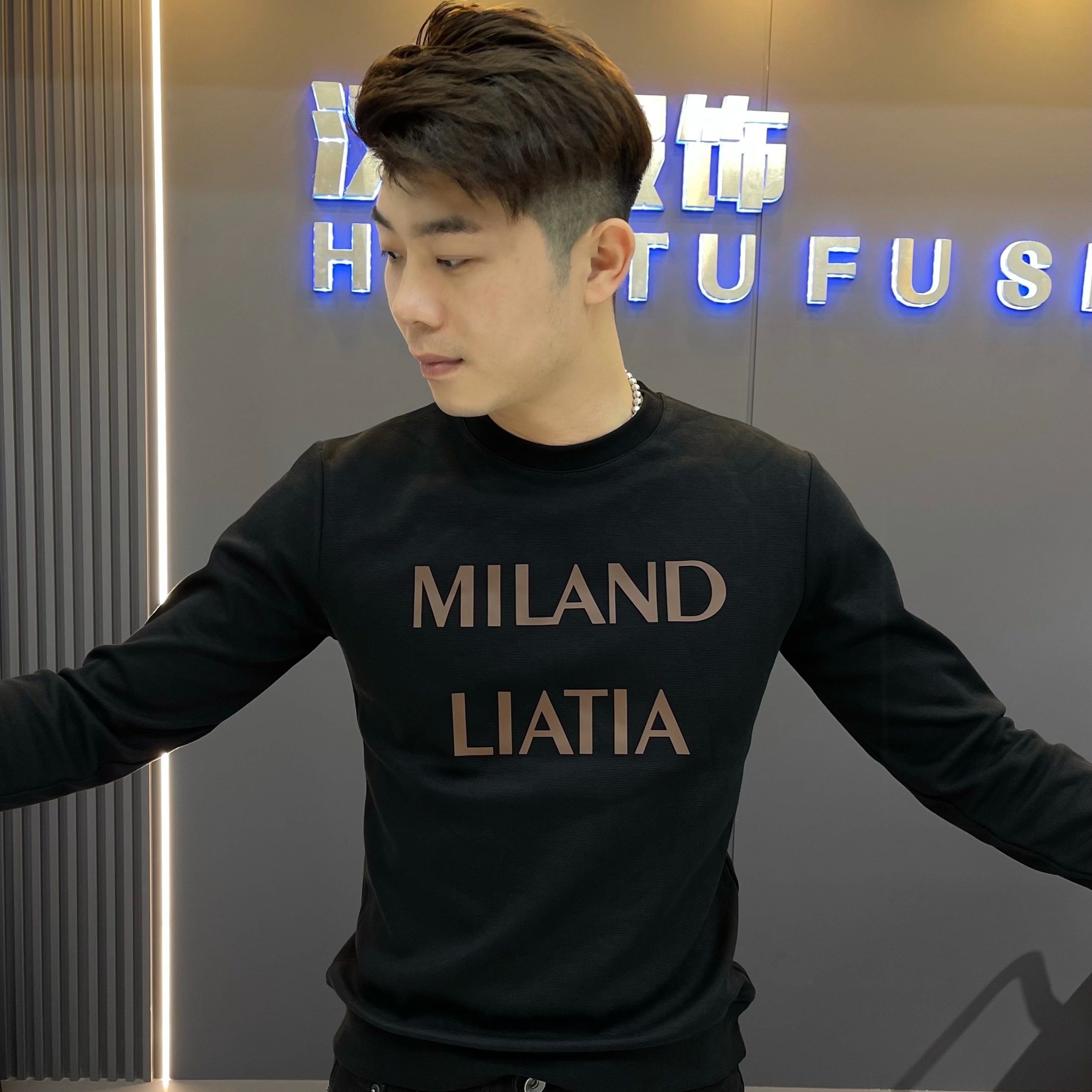 名图服饰2023男士秋冬新款修身简约百搭圆领轻奢印花套头卫衣Q06