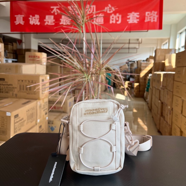 【品牌尾单】外贸大牌简约时尚休闲单肩斜挎腰包