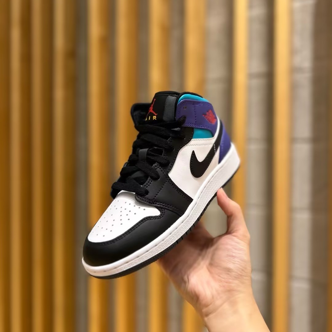 Nike/耐克女子AIR JORDAN 1 GS 中帮休闲板鞋 DQ8423-154