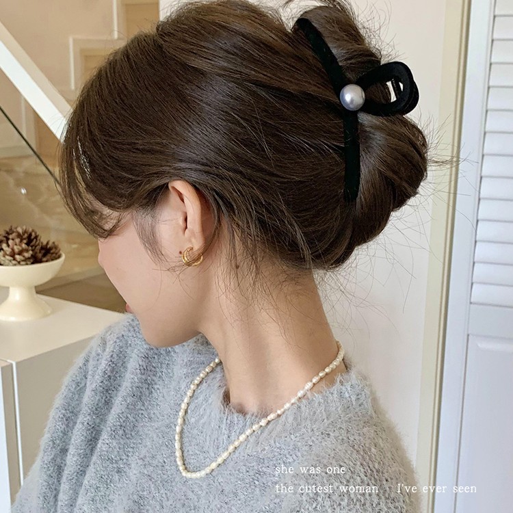 黑色丝绒珠珠抓夹女2024新款高级感大号发夹后脑勺秋冬鲨鱼夹头饰