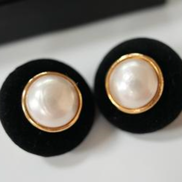 95新  Chanel  黑金珍珠丝绒耳夹  48847799   C025