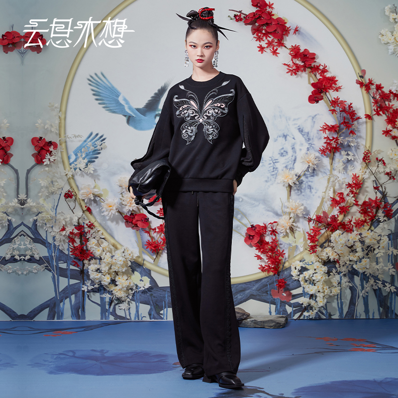 【邱莹莹专享】云思木想2023秋冬重工刺绣蕾丝花边套装卫衣10931