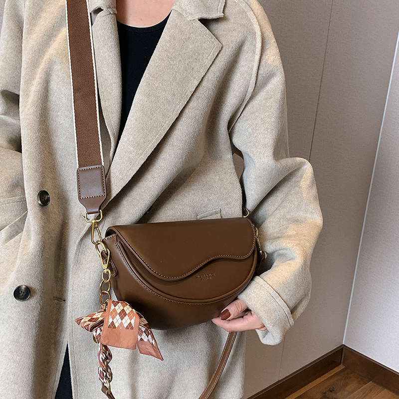 高级感包包女2023新款春夏洋气单肩腋下包爆款小众宽带斜挎马鞍包