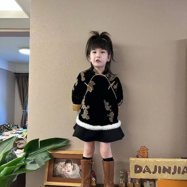 大金家童装新品黑金丝绒烧花夹棉杨毛连衣套装