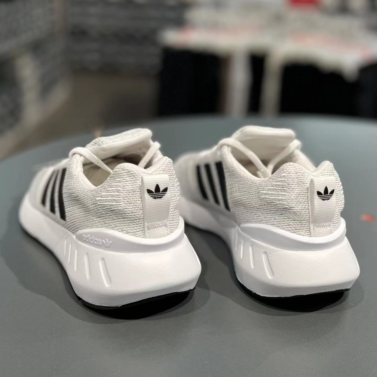 聚亿运动阿迪达斯Adidas三叶草 男女款休闲运动减震跑步鞋 GY3047