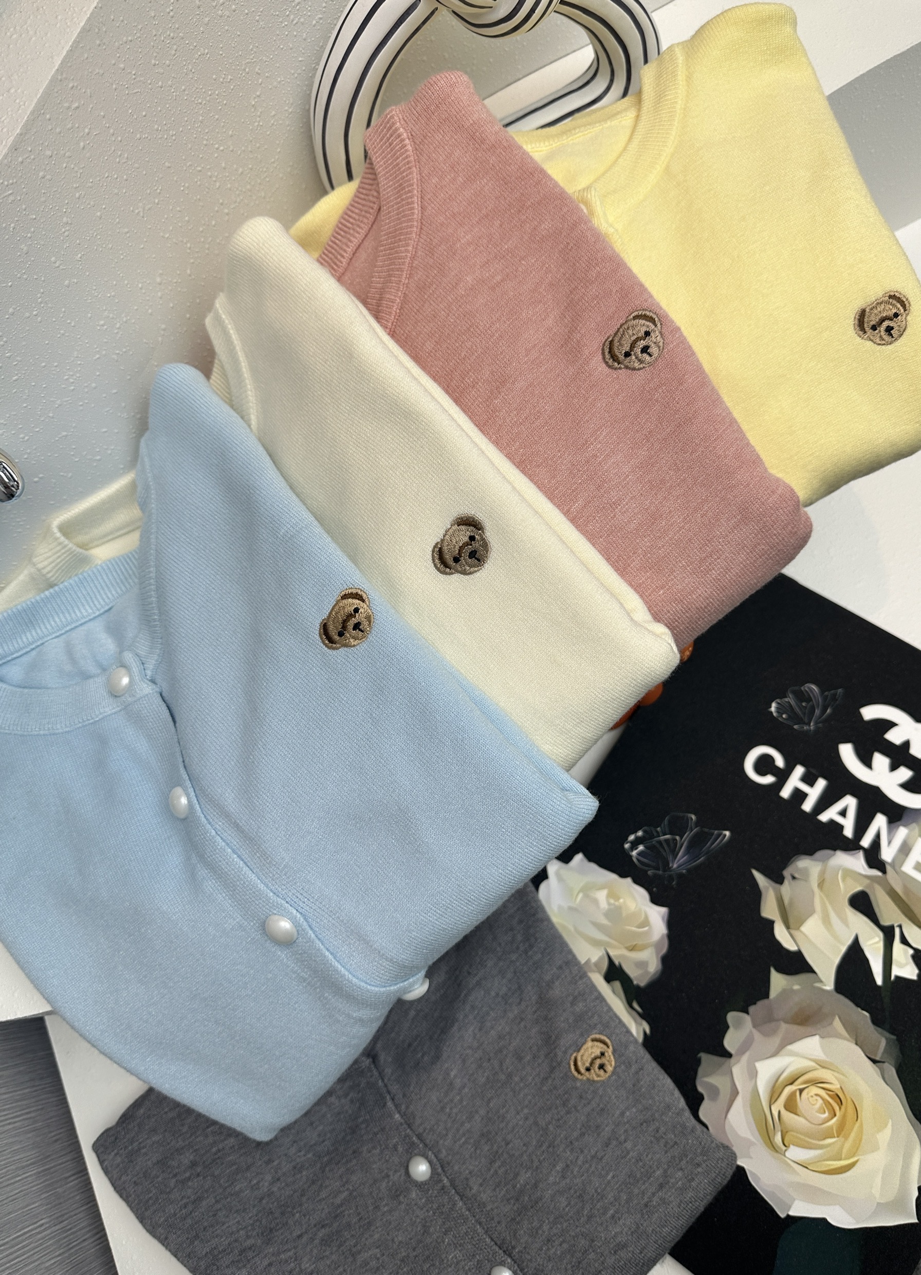 2024早春新款小熊卡通刺绣针织内搭外穿复古毛衣外套女时尚