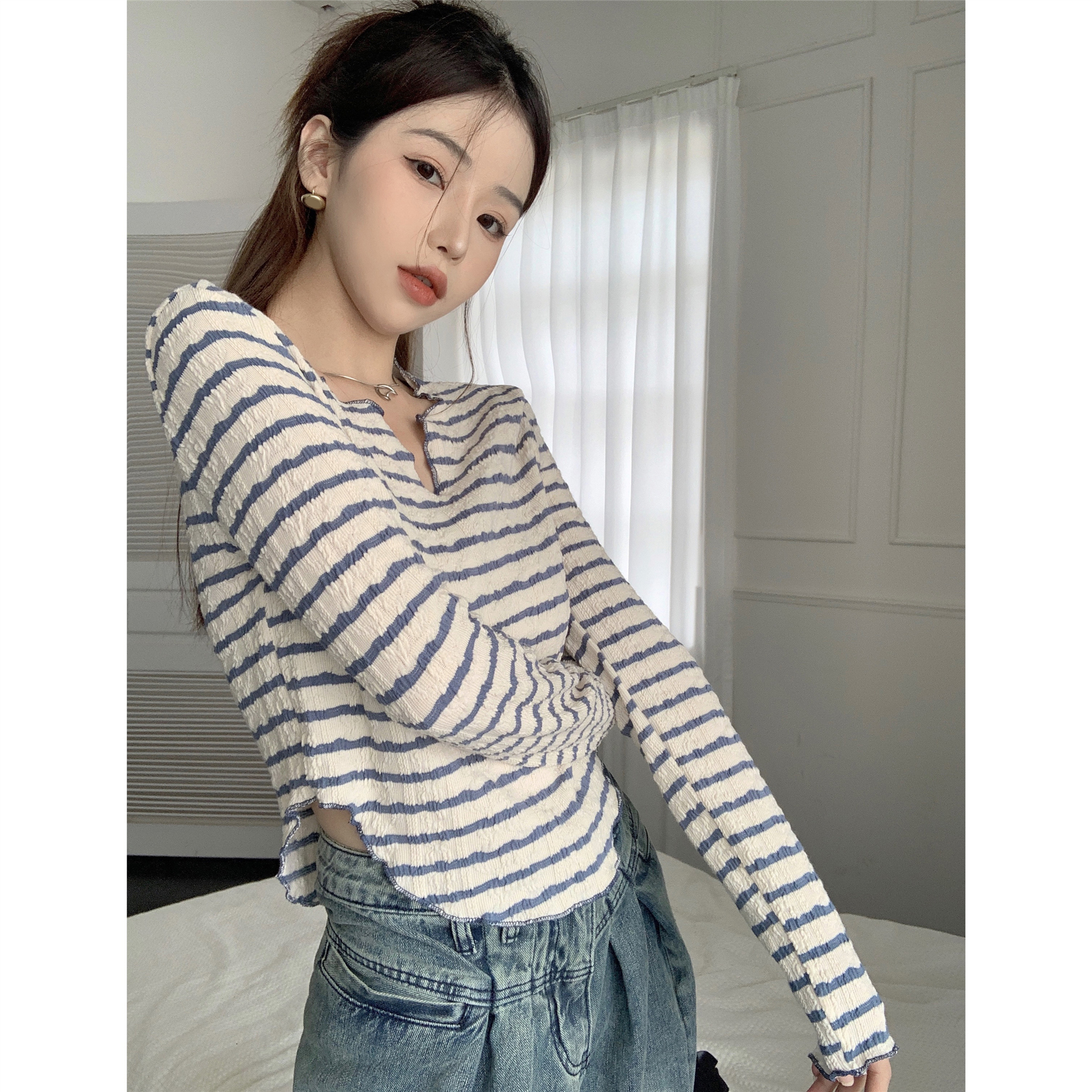 v领条纹长袖T恤女装秋季辣妹短款内搭修身设计感不规则上衣打底衫