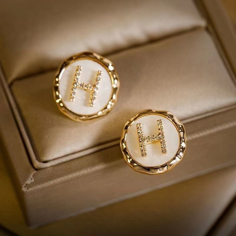 铜合金耳饰 新款精致小香风百搭轻奢个性白色字母耳钉耳饰 5534-1