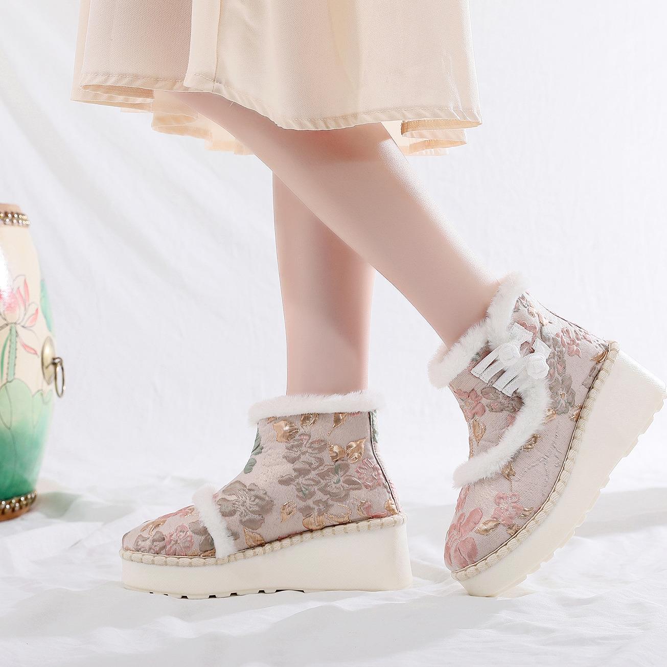 冬季汉服靴子加绒保暖绣花棉靴秋冬搭配马面裙的鞋子增高雪地靴女