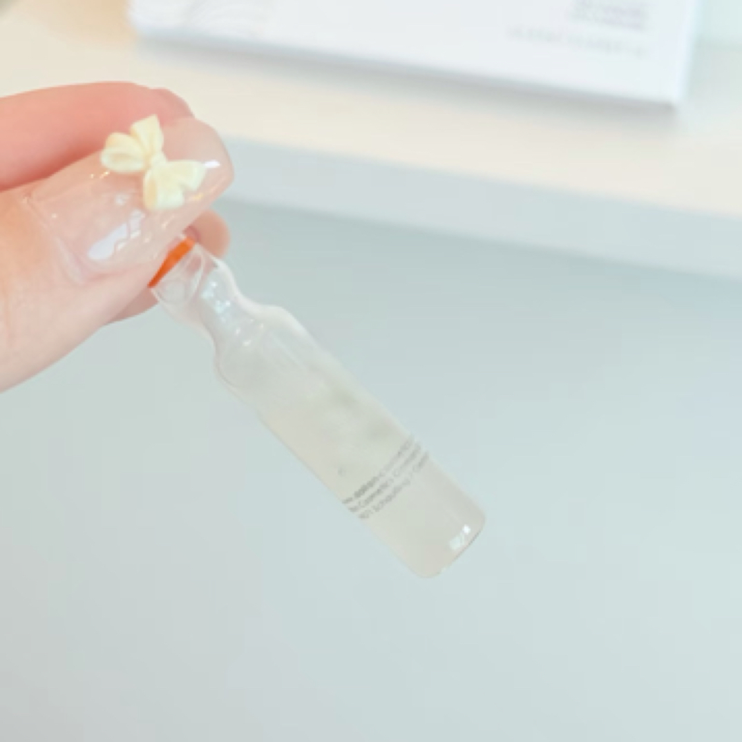 白色安瓶涂抹精华