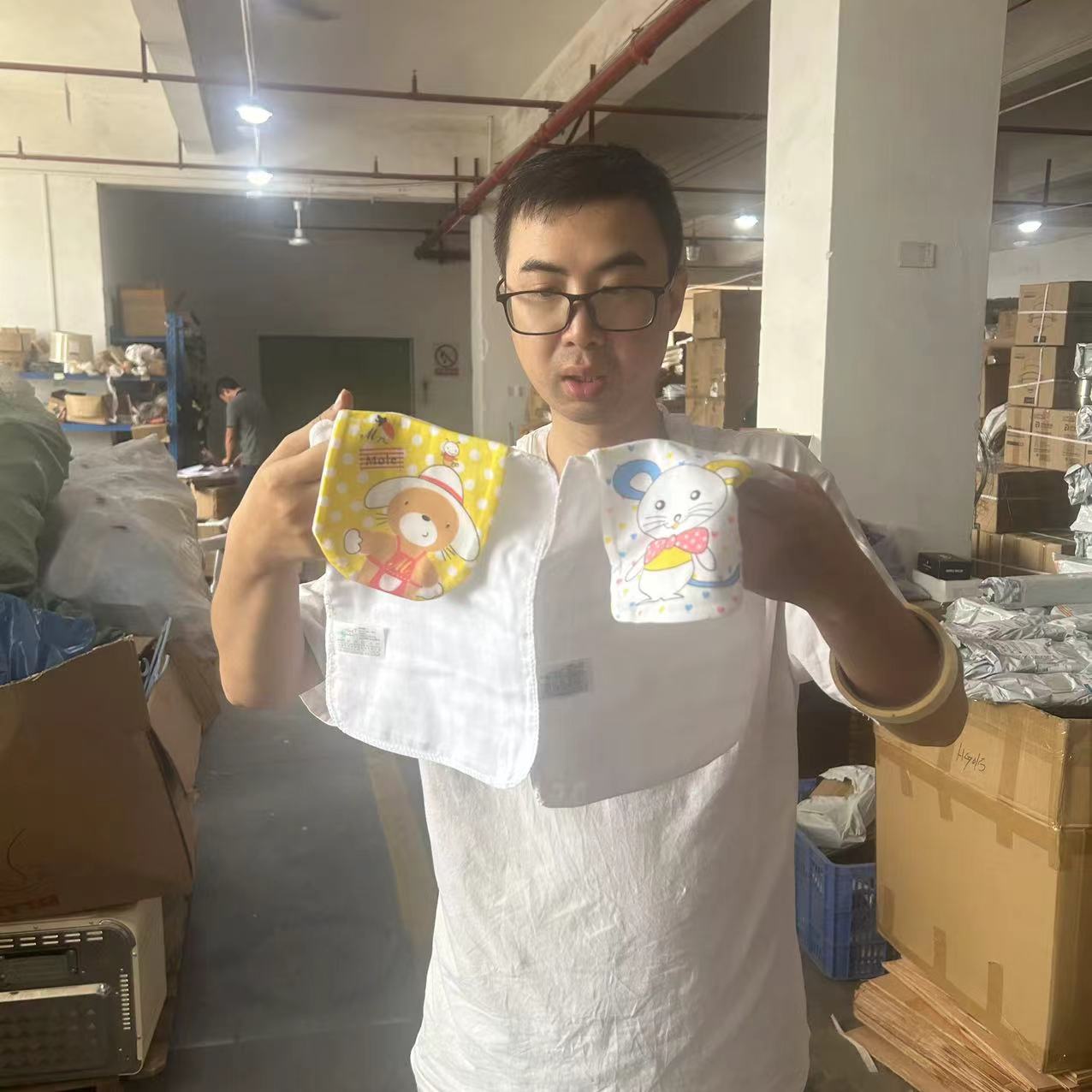 Z1016#儿童面巾汗巾（图案不指定）库存尾货置物架（新3楼）