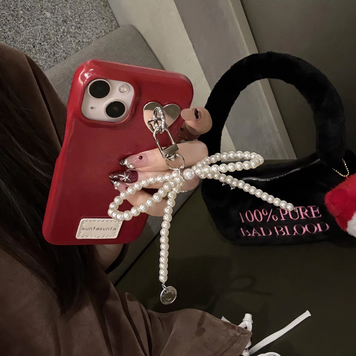 新年红立体挂脖珍珠标签皮质壳适用于iPhone15pro手机壳少女ins