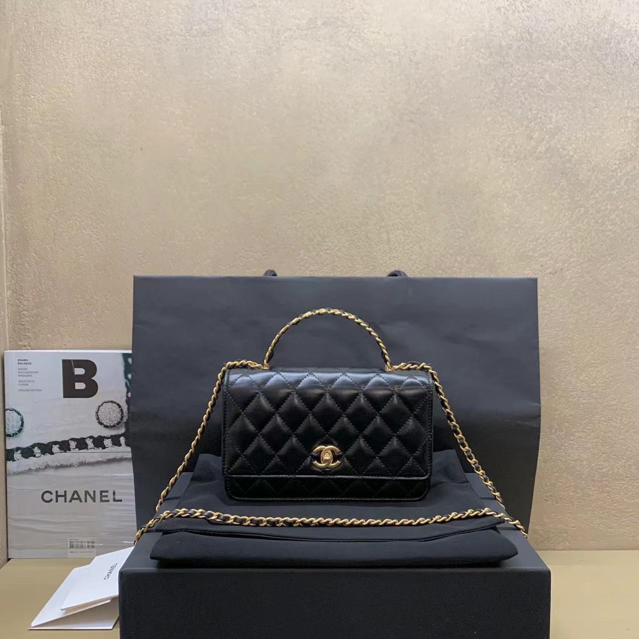 95新  壹臻中古/ Chanel23P黑金牛镂空字俪杯母手柄woc 64753303