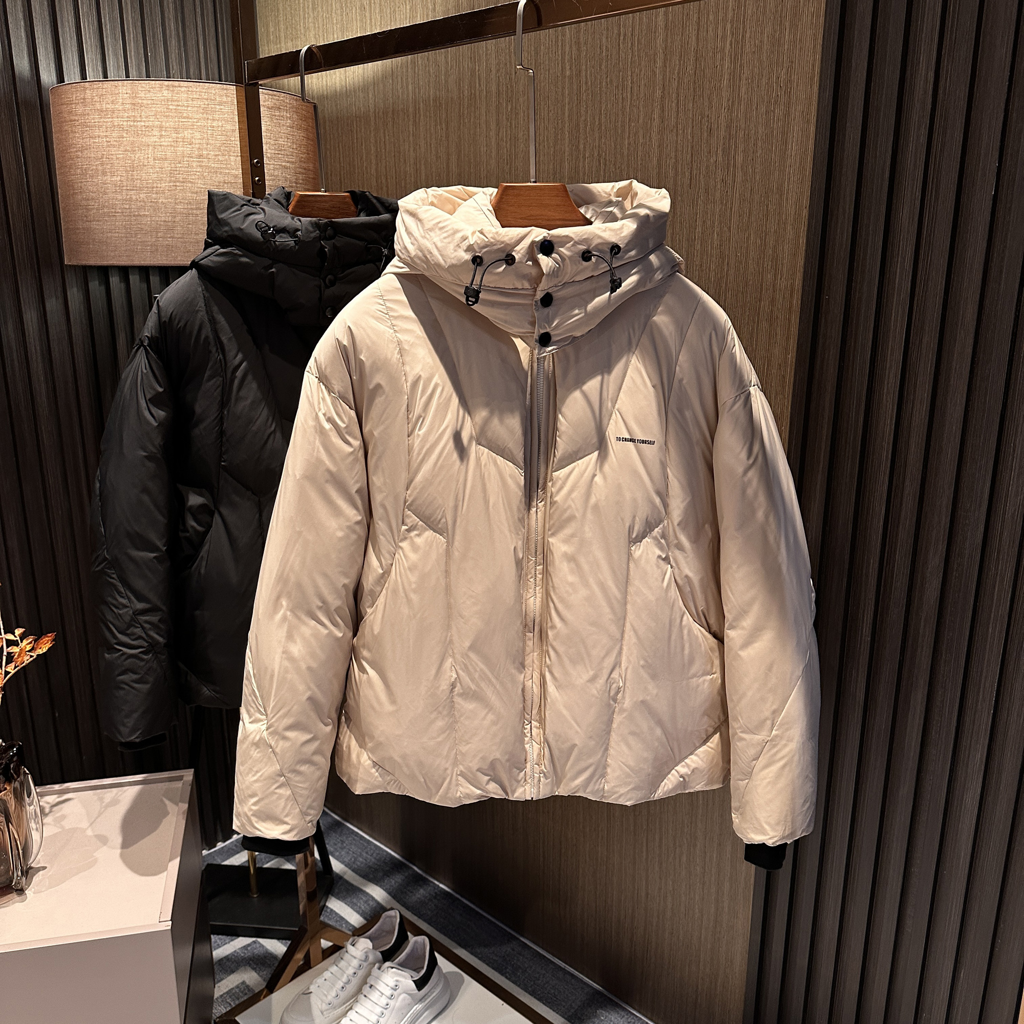 御寒休闲风   冬装新款男士简约纯色连帽短款加厚保暖高档羽绒服