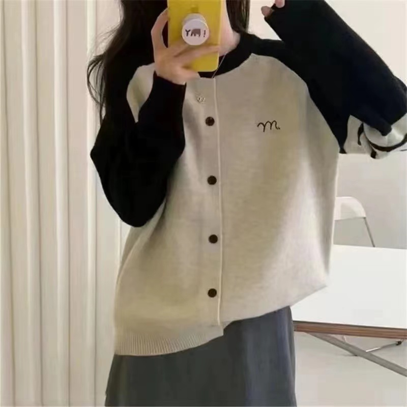 2023秋冬新款撞色圆领插肩袖后背兔子提花单排扣针织衫上衣女